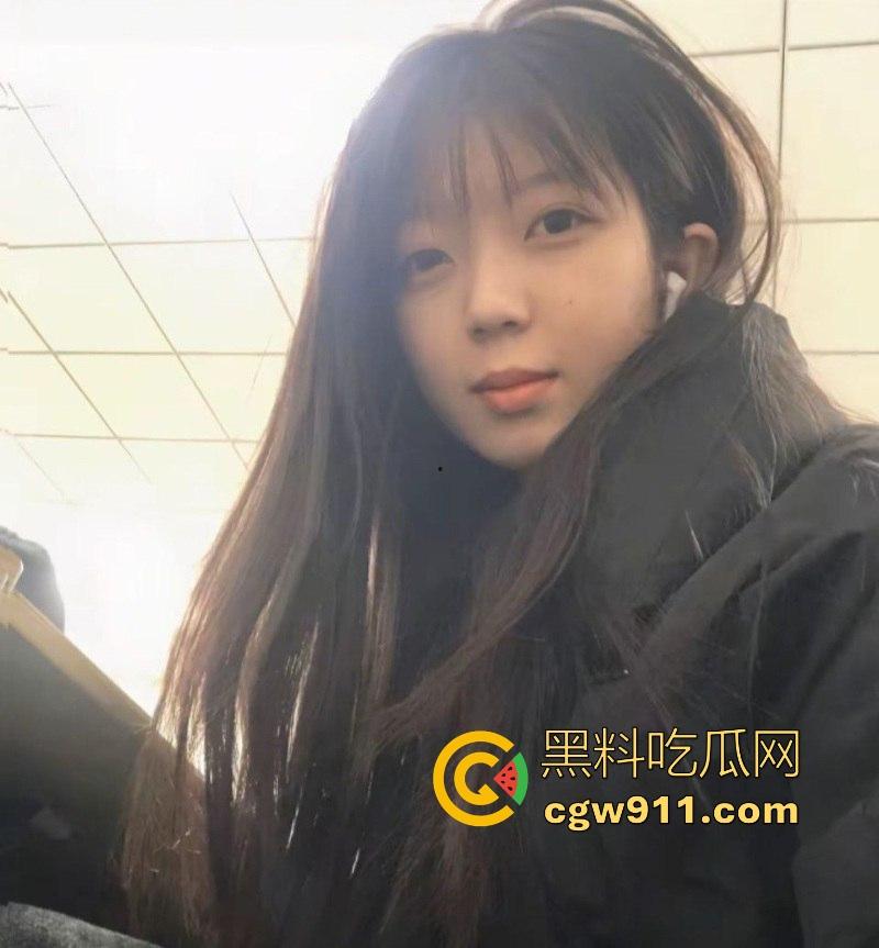 重庆清纯【刘柳婉】裸聊自慰视频曝光，白嫩巨乳夹铃铛诱惑，男厕所开档黑丝扣穴，撸点爆棚让人上瘾！-1