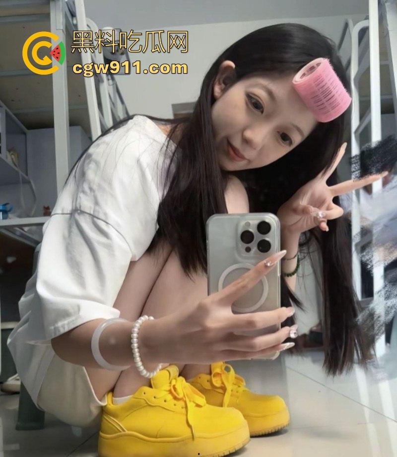 重庆清纯【刘柳婉】裸聊自慰视频曝光，白嫩巨乳夹铃铛诱惑，男厕所开档黑丝扣穴，撸点爆棚让人上瘾！-4