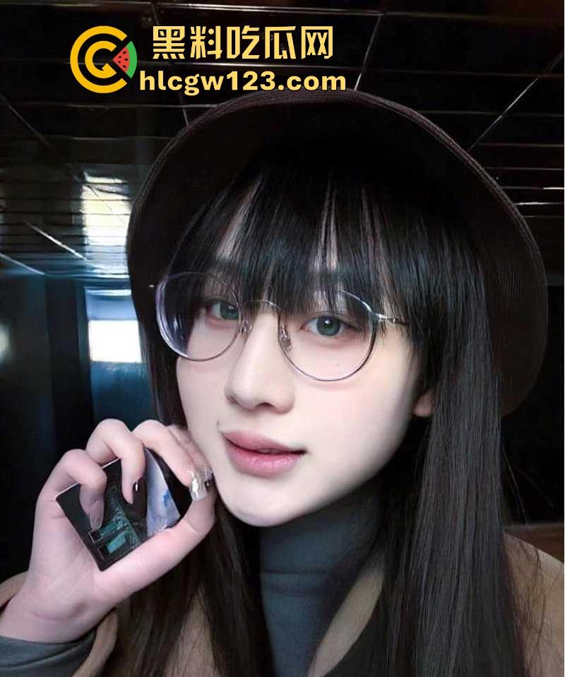 留学生圈又爆大瓜了！英国美女留学生【范黎】酒店3P视频流出 绿帽老公携手单男共玩骚妻 前后夹击无套内射！-3