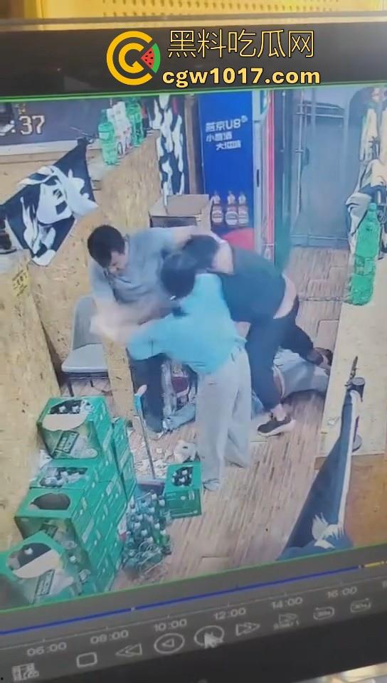 河北省承德板城铁锤烧烤店打架斗殴，3人混打一人拉架从包房打到过道走廊，不是这哥们是怎么倒下抽搐的！-6
