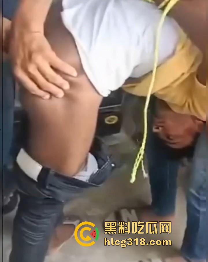 印度最新乱搞酷刑，屁眼塞玛莎拉，把酱料倒进去进行充分搅拌，等待沸腾然后可以穿裤子了。-1