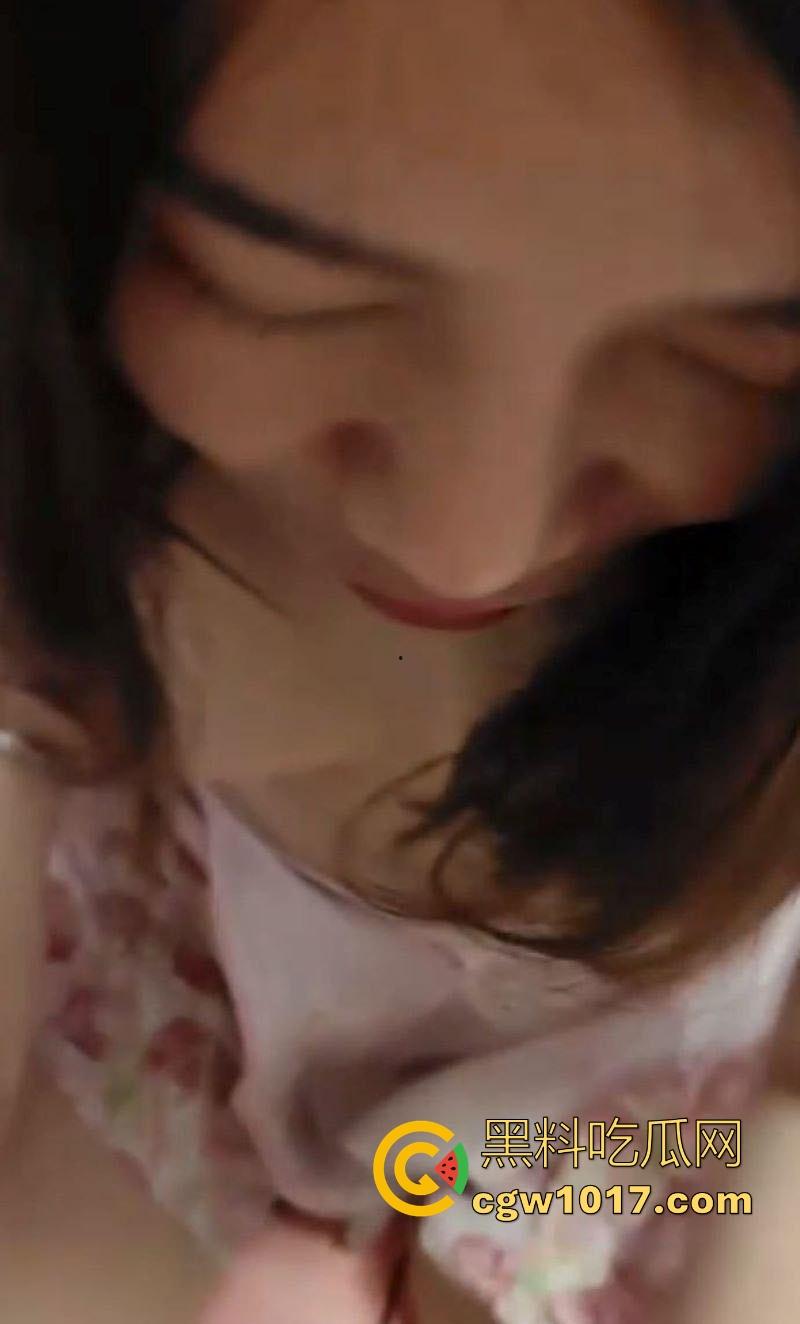 淫荡嫂子喊我过去帮她疏通下水道，傻傻的拿着工具过去准备维修，没想到是嫂子的下水道堵的要疏通！-4