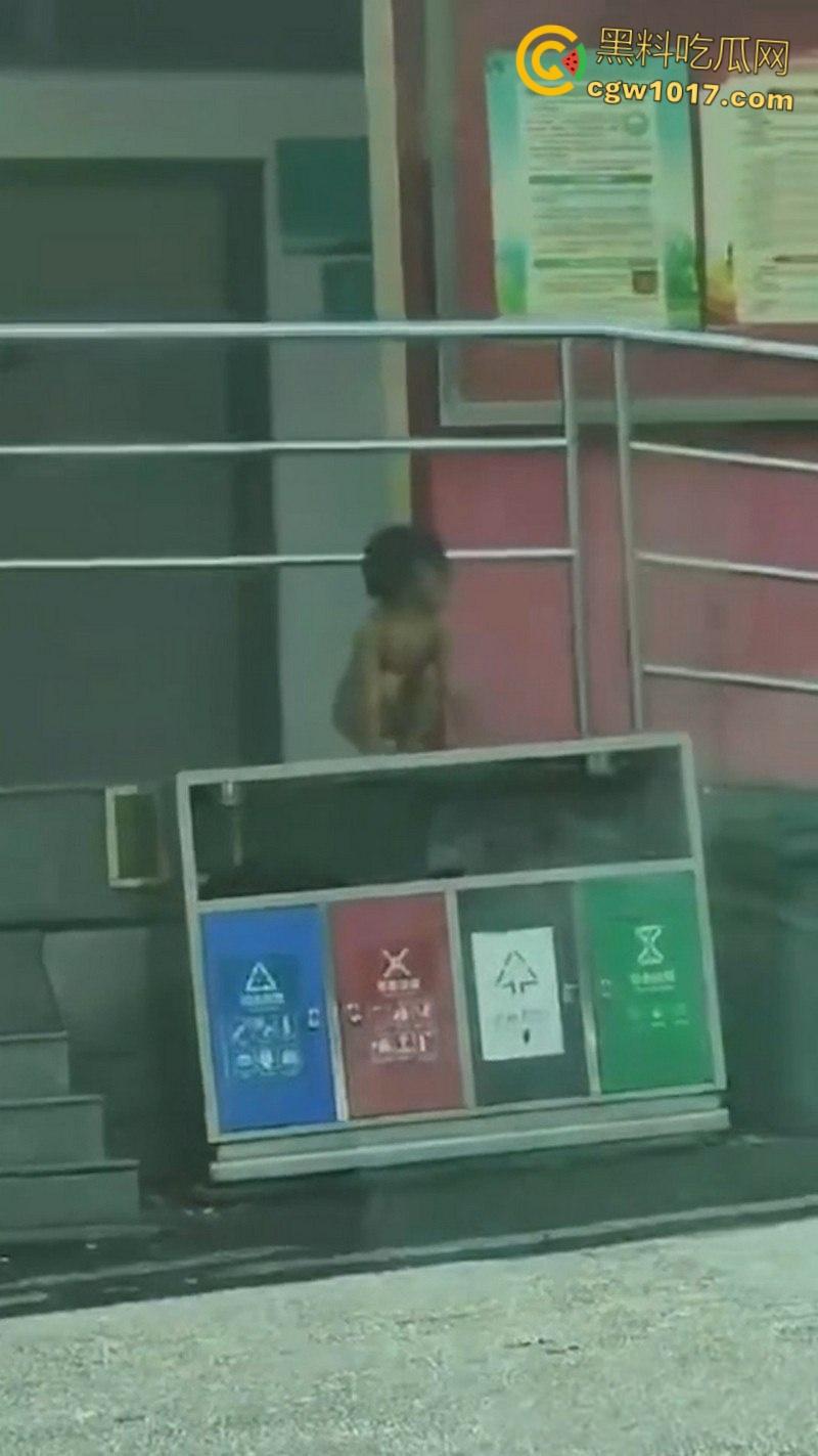 四川石棉高速服务区小猿泰山锅巴，高学历父母不给穿衣上户口，男孩爬食地摊剩饭，这父母真是禽兽不如！-6