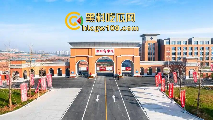 郑州商学院教室不学计算机学日逼，监控直接曝光成年度大瓜，教室性价比吊打大床房，同学你火了知道吗？-1