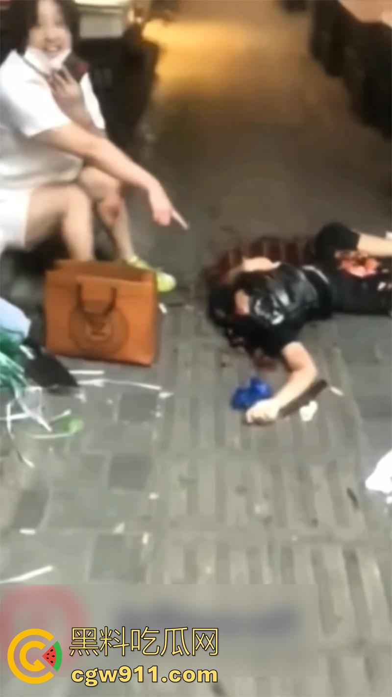 重庆大渡口马王乡菜市场，骚妇手持杀猪刀剁头，把情人侄女误认为是小三，当场把脑袋砍下来，这也太残暴了！-7