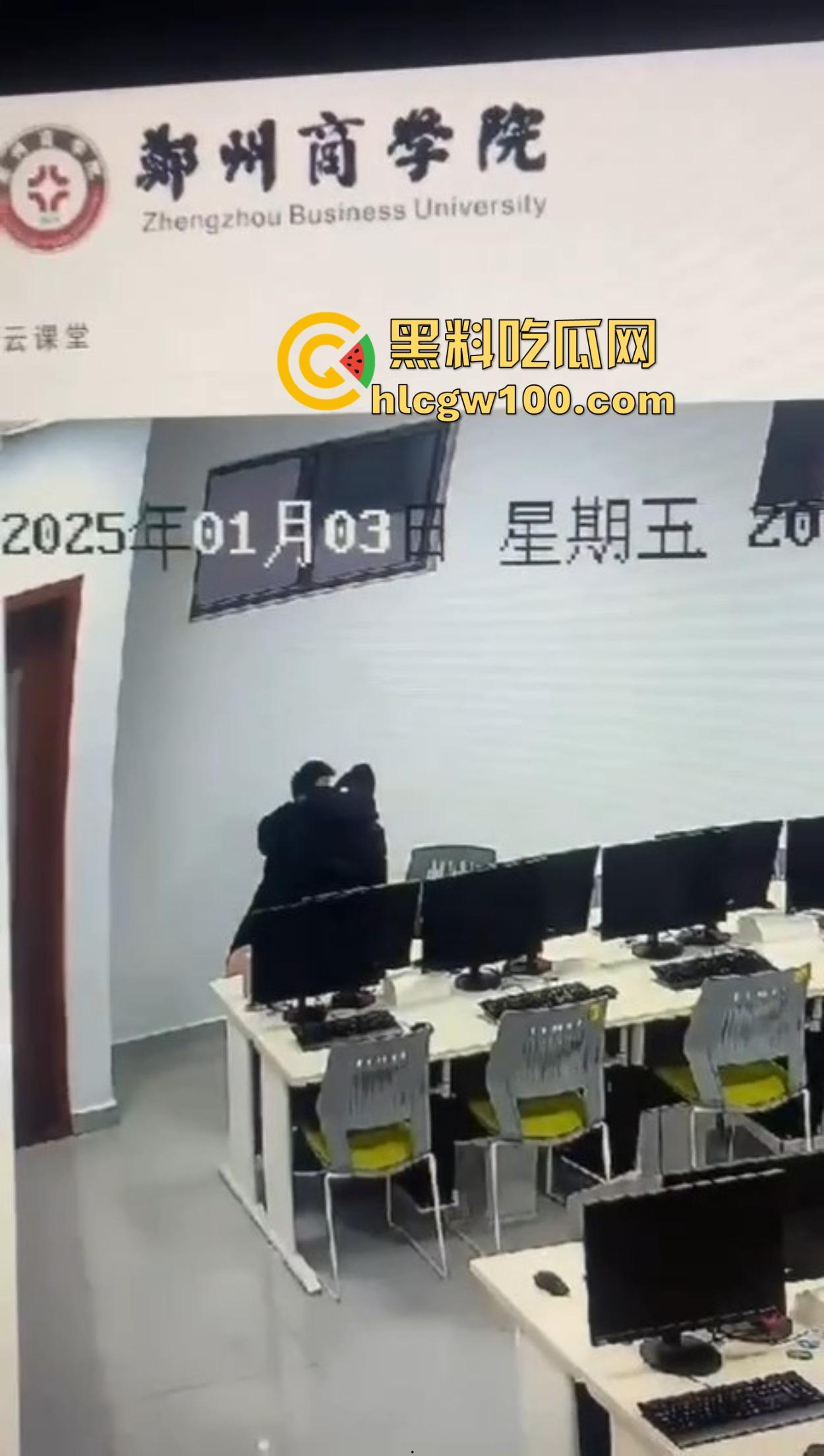 郑州商学院教室不学计算机学日逼，监控直接曝光成年度大瓜，教室性价比吊打大床房，同学你火了知道吗？-7