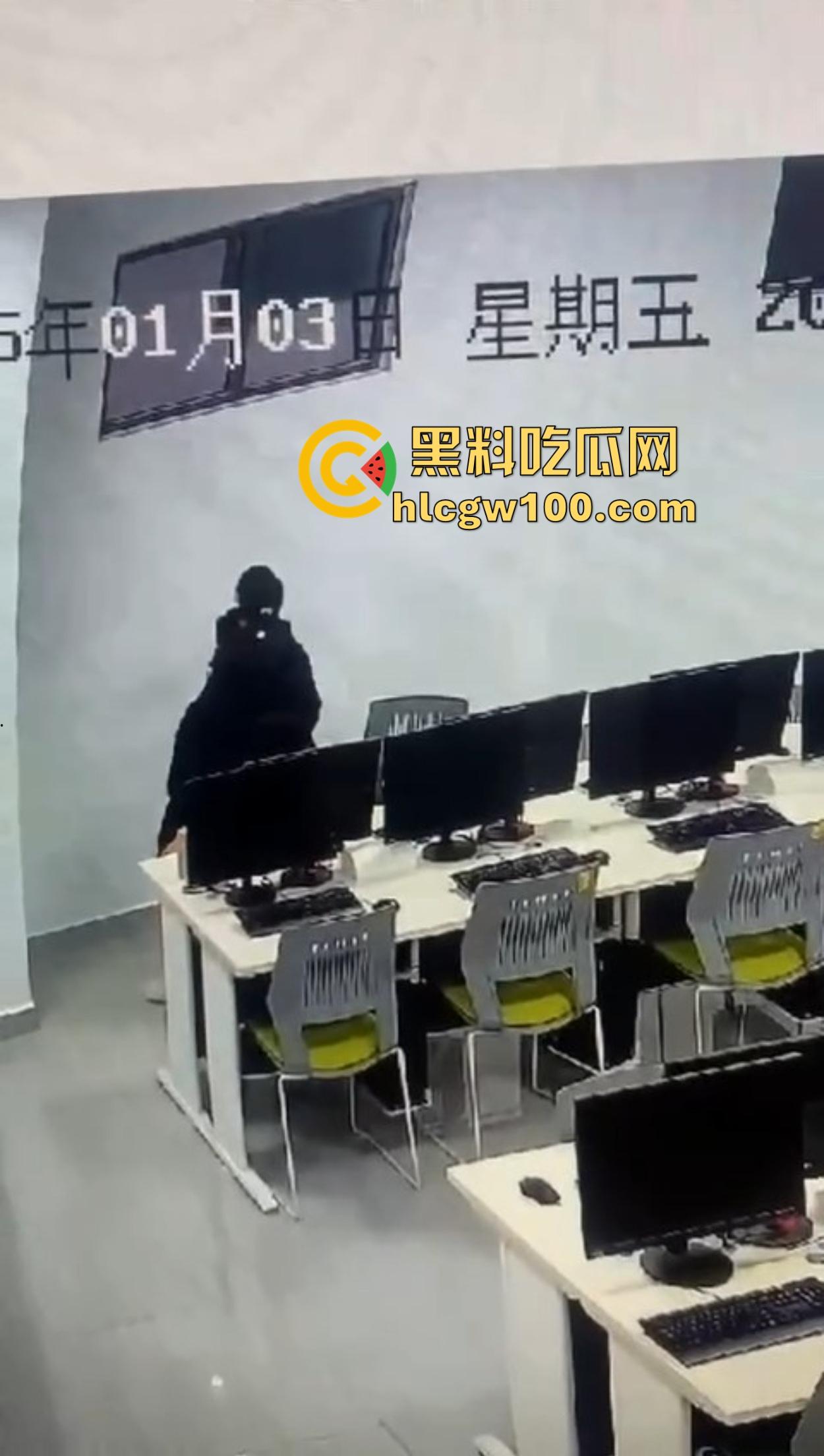 郑州商学院教室不学计算机学日逼，监控直接曝光成年度大瓜，教室性价比吊打大床房，同学你火了知道吗？-11