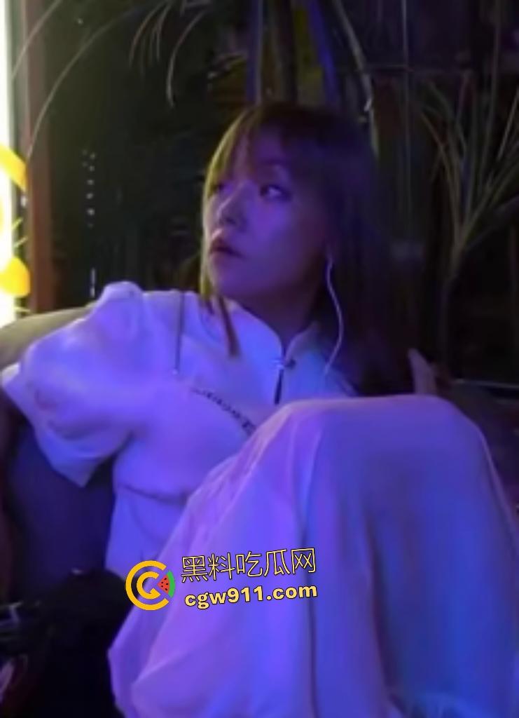 深夜街头小姐姐不穿内裤被偷拍蝴蝶逼，白浊豆浆淫液还在逼上黏着，醉倒酒吧沙发任人窥视！-7