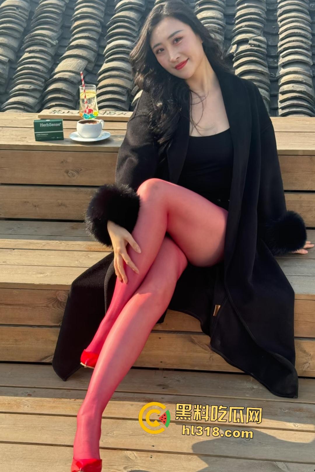 小红书骚妇【暴走的兔子】大夏天不愿出门，男友只好后入肥臀操到出汗，这身材比笔还要直！-2