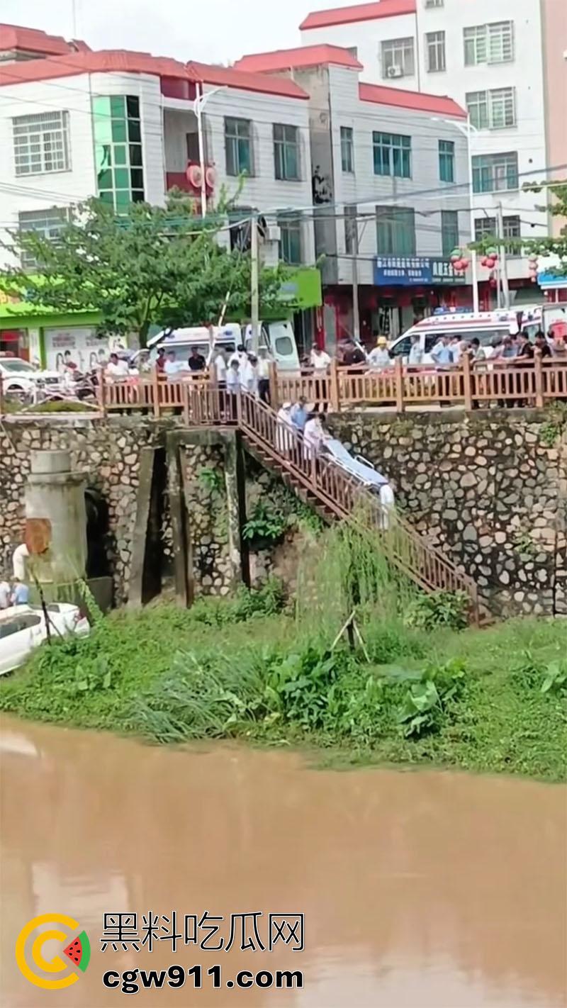 广东湛江女司机坠河，全程无人前去营救，万幸没有坠入河中，直到有群众报案后，才被120救走！-2