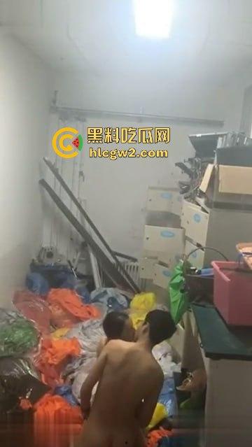 大连市第24中学两学生仓库做爱被偷拍！被同学抓拍两人尴尬瞬间，表情呆萌传遍全市，副校长也看了！-6