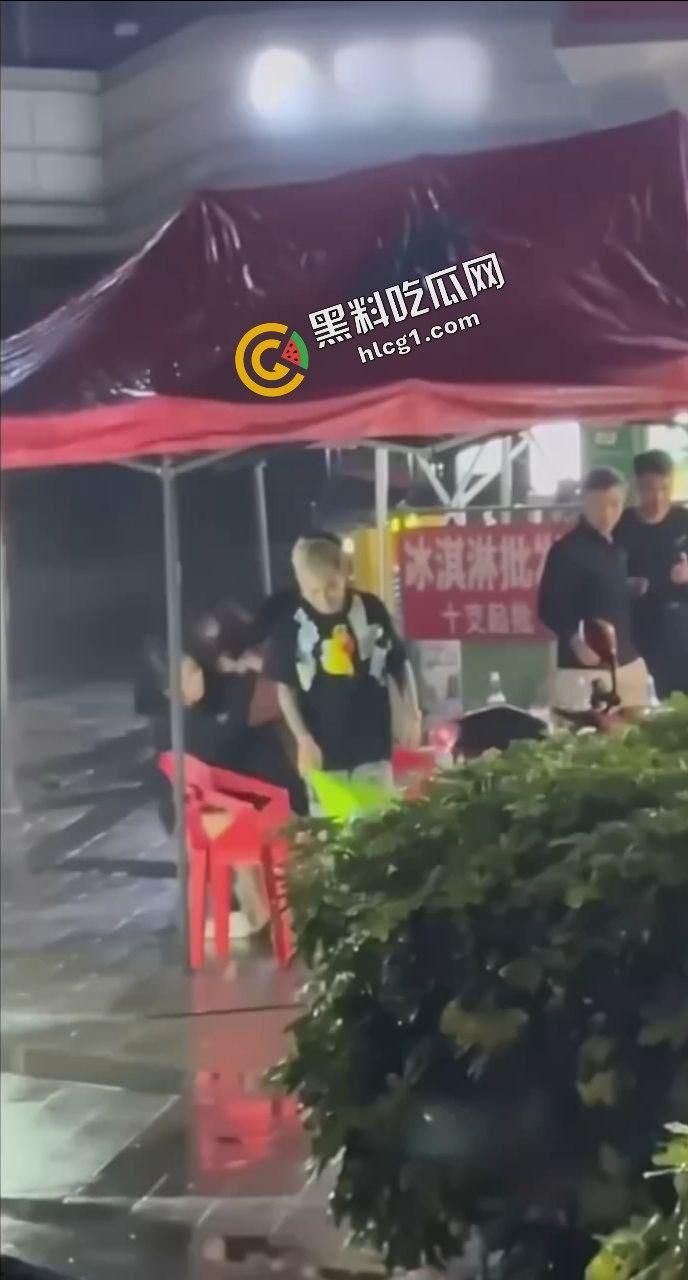 四川抖音46万粉丝网红『梅娜』看错朋友又看错恋人 深夜大排档和众人打架 现场视频流出-10