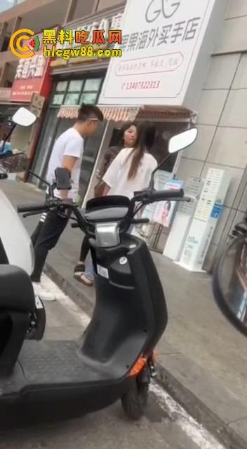 柳州精神小妹在线变刀妹，吵个架掏刀就捅，气势嚣张两刀下去直接教做人！你狂？刀妹更狂！-3