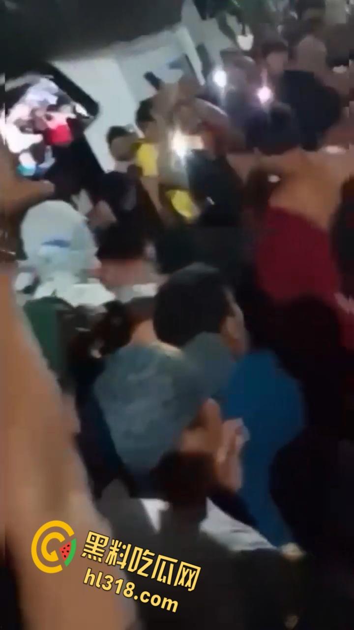 巴西亚马逊州托南廷斯，民众闯入警察局，将一名杀害自己妻子，并打伤继女的男子活活烧死 ！-4