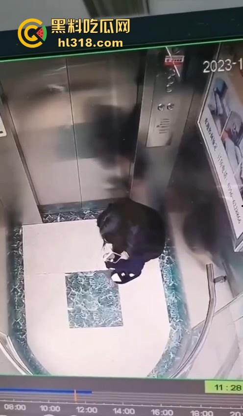 河南驻马店抖音网名【瑶.】妙龄女子当众在电梯拉屎，女子在无视监控，拉完随后淡定离开！-4
