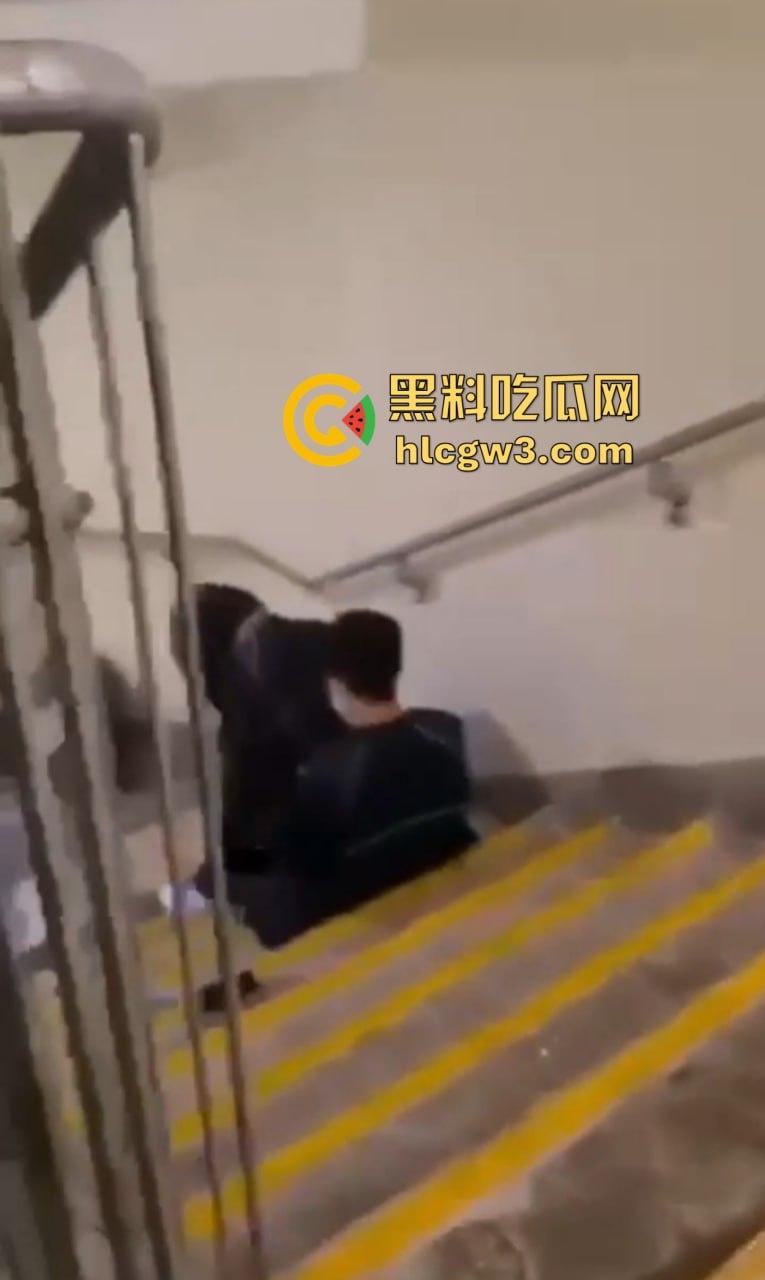 盘点楼梯间的激情爱情 从学生情侣到职场男女楼道性价比高到让人忘了如家 转角处全是爱！-10