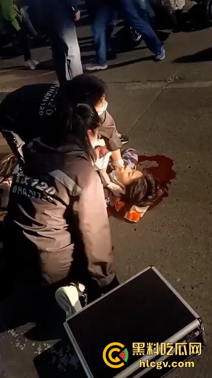 武汉南湖中学一家长接孩子放学被捅伤！因停车问题起口角-9