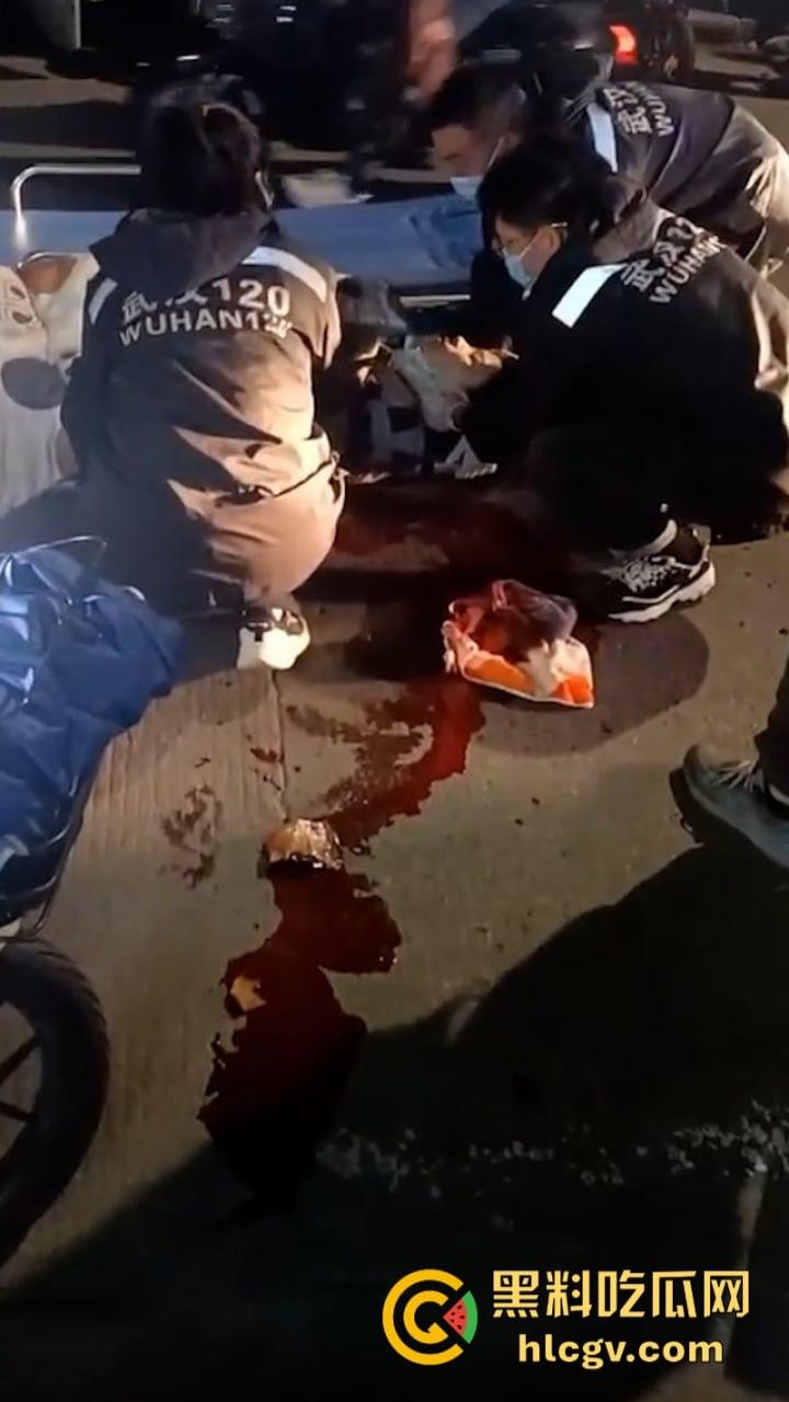 武汉南湖中学一家长接孩子放学被捅伤！因停车问题起口角-10