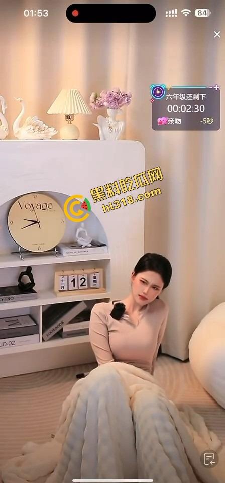 抖音女主播跳蛋十分钟大挑战，毛毯底下裙子塞着疯狂颤抖，直播忍到高潮爽到直喊老公！-9