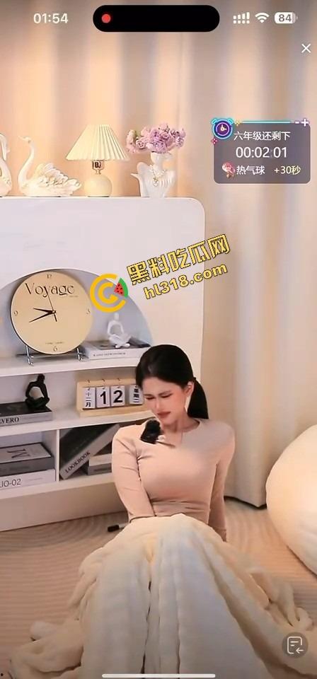 抖音女主播跳蛋十分钟大挑战，毛毯底下裙子塞着疯狂颤抖，直播忍到高潮爽到直喊老公！-10