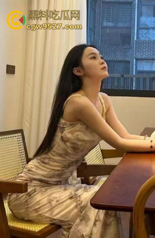 浙江工商大学高颜值女神【严妍】跟男友性爱视频曝光，御姐气质风情万种，黑丝露脸撸管必备的性感尤物！-1