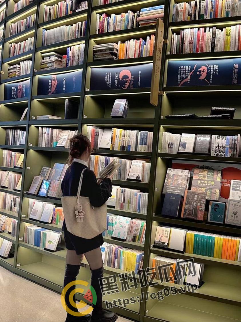 上海外国语学院校花 校内露出口交 教学楼道内大战 体液洒满校园 被富二代玩腻后曝光-5