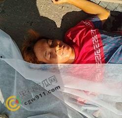 惨烈车祸现场，精神小伙骑车飙出火葬场悲剧！鲜血肠子满地，围观群众震惊想吐，惨不忍睹！-4