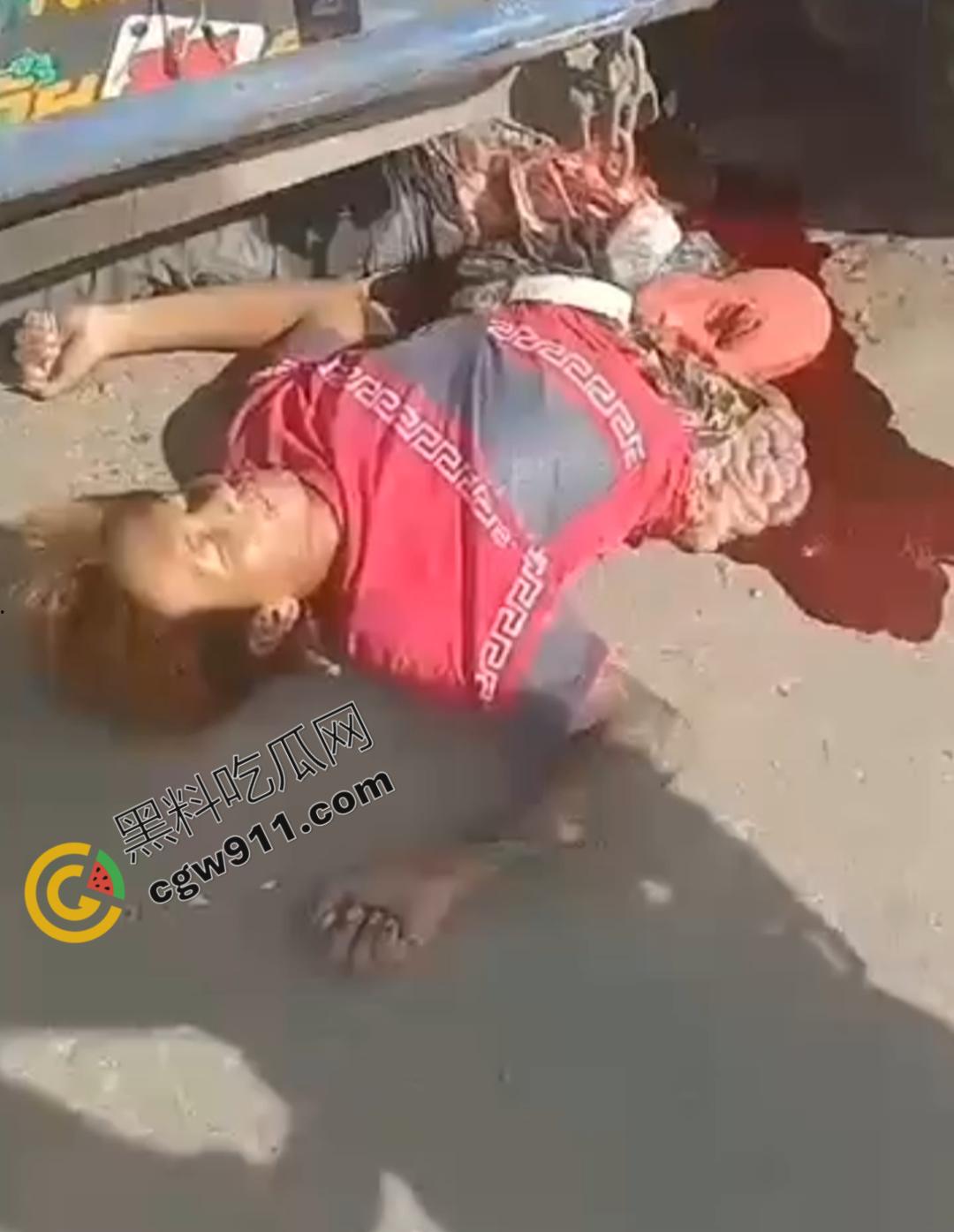 惨烈车祸现场，精神小伙骑车飙出火葬场悲剧！鲜血肠子满地，围观群众震惊想吐，惨不忍睹！-6