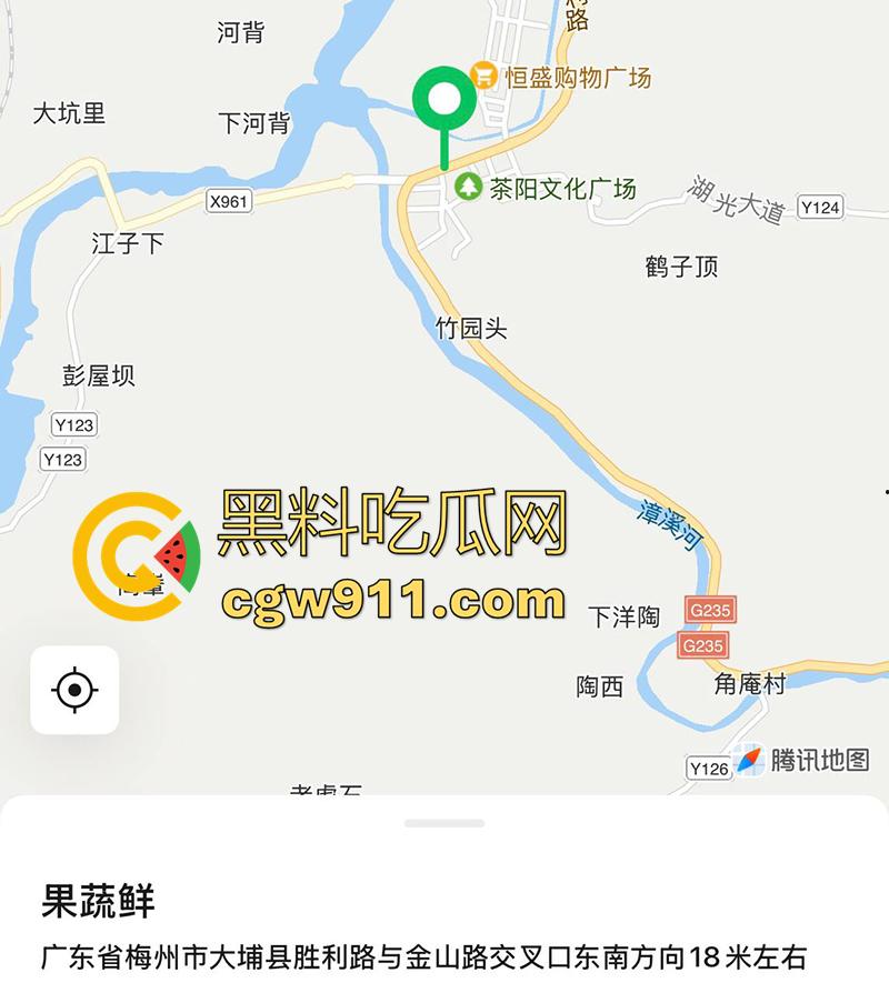 妻子出轨店老板，被老公发现持刀对峙，当街砍杀老婆和其老板，这是上班还是卖逼去了？真是活该啊！-1