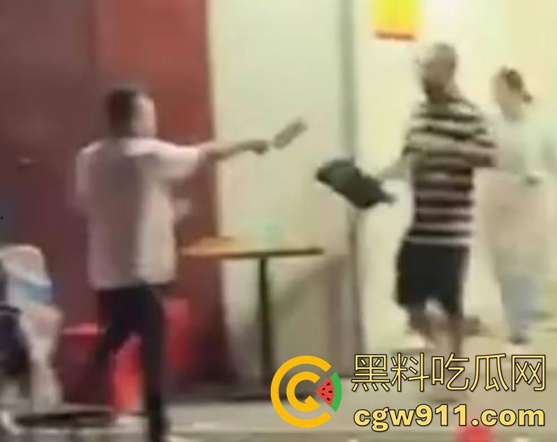 妻子出轨店老板，被老公发现持刀对峙，当街砍杀老婆和其老板，这是上班还是卖逼去了？真是活该啊！-5