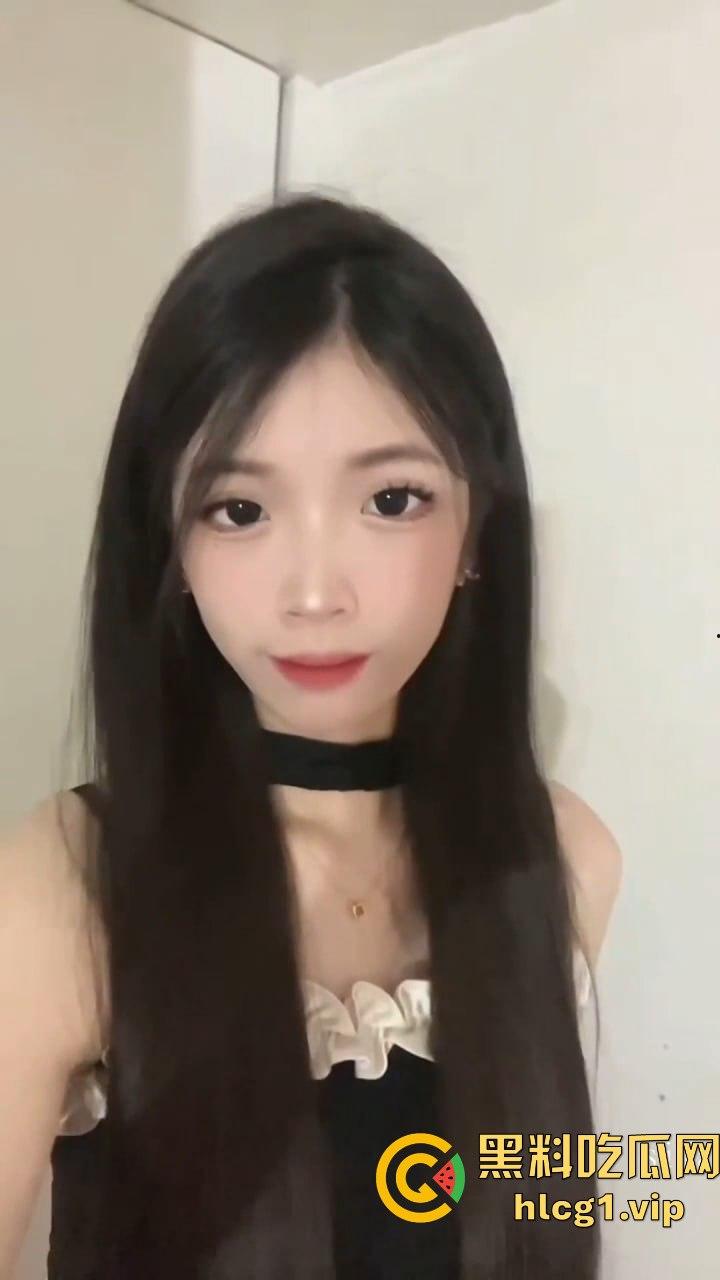 高颜值清纯小美女和男友不雅视频曝光，抖音惨遭被扒，人前清纯女神人后小骚母-2