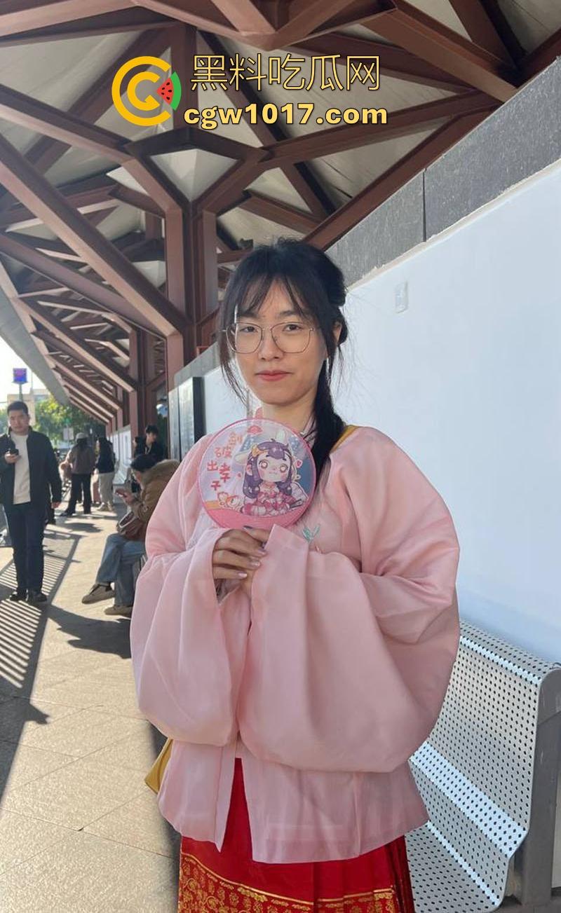 含屌玩手机还不够，还得边干边用跳蛋狂震嫩穴！长沙科技学院骚逼母狗【蒋恩彤】性爱表演曝光，鉴定骚货一枚！-3