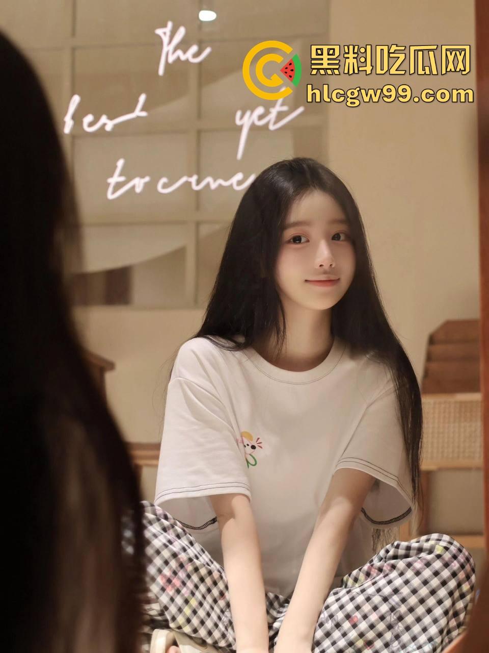 天津绿帽老公酒店开房安排单男爆操老婆，自己缩在厕所撸到腿软，透过玻璃看现场春宫秀！-2