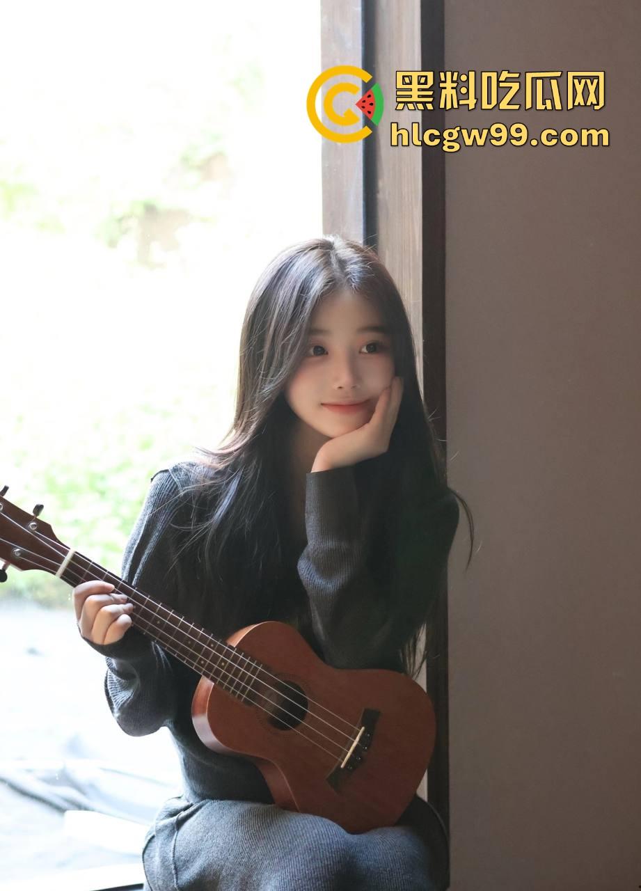 天津绿帽老公酒店开房安排单男爆操老婆，自己缩在厕所撸到腿软，透过玻璃看现场春宫秀！-3