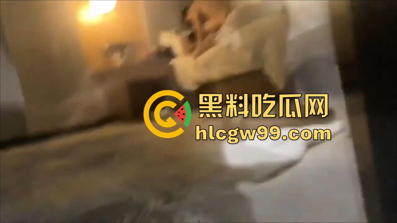 天津绿帽老公酒店开房安排单男爆操老婆，自己缩在厕所撸到腿软，透过玻璃看现场春宫秀！-7