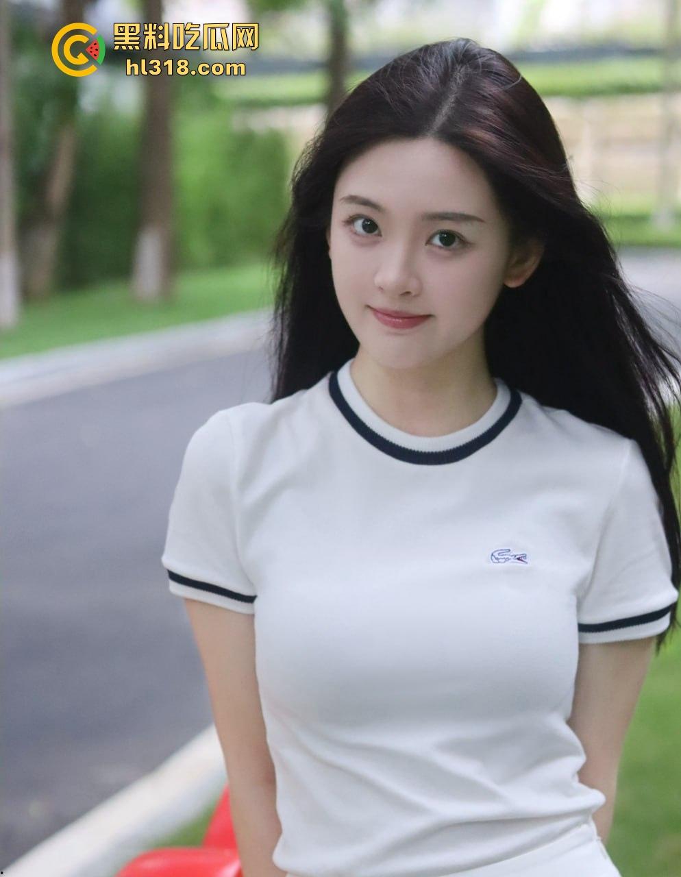 地铁惊现饥渴情侣，清纯女主用鲜花遮盖让男主摸了一路奶子，看这个丝滑程度应该是没有穿内衣！-1