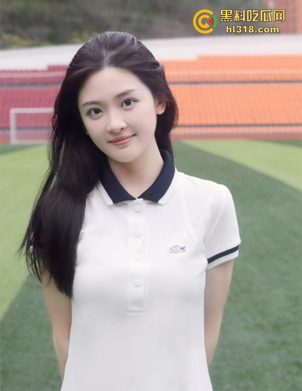 地铁惊现饥渴情侣，清纯女主用鲜花遮盖让男主摸了一路奶子，看这个丝滑程度应该是没有穿内衣！-2