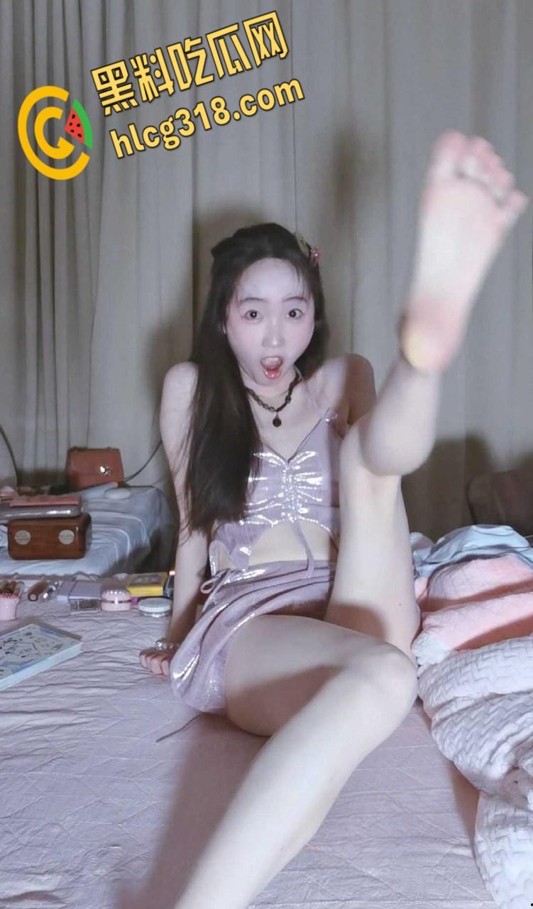 ASMR诱惑系列【YiDan的窝窝】，粉粉的玉足诱人心，发出的声音也很好听，心中的完美女神 !-3