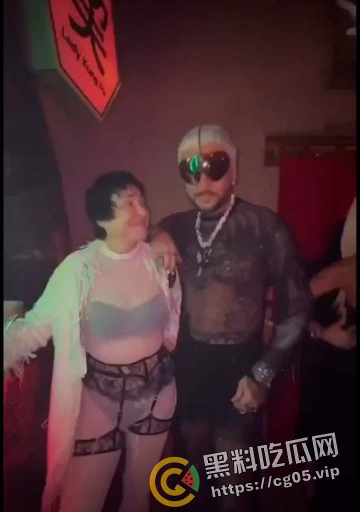 俄罗斯女网红在莫斯科知名夜店 组织几乎全裸的派对 现场香艳四溢 疑似普京教女也参加 此事惊动普京 当事人被告上法庭-5