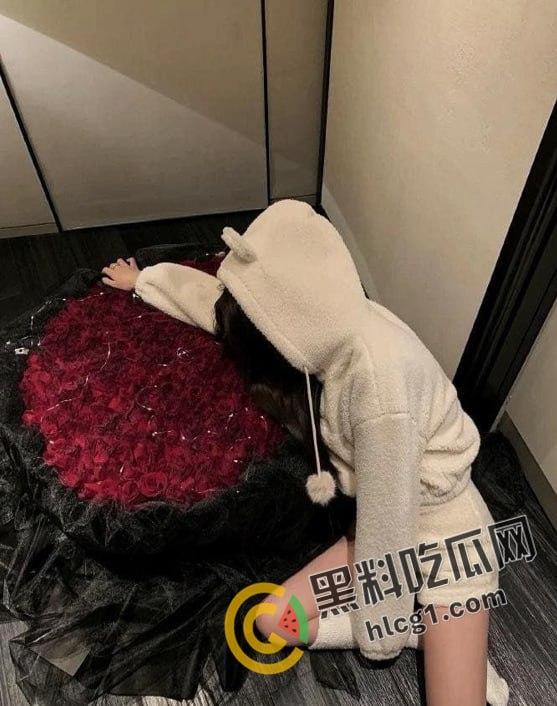 浙江高颜值女大学生 王瑶 为了赚钱买奢侈品 被金主包养高价定制露脸视频流出！-1