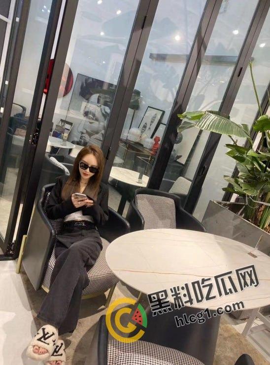 浙江高颜值女大学生 王瑶 为了赚钱买奢侈品 被金主包养高价定制露脸视频流出！-6