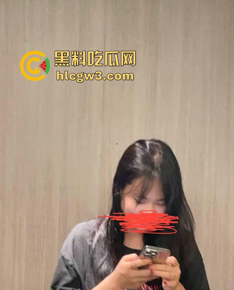 杭州骚逼夫妻『小肥羊不是羊炸』翻天 绿帽老公亲手推妻送操 蒙眼换人3P轮流爆 一家人就是要整整齐齐！-13