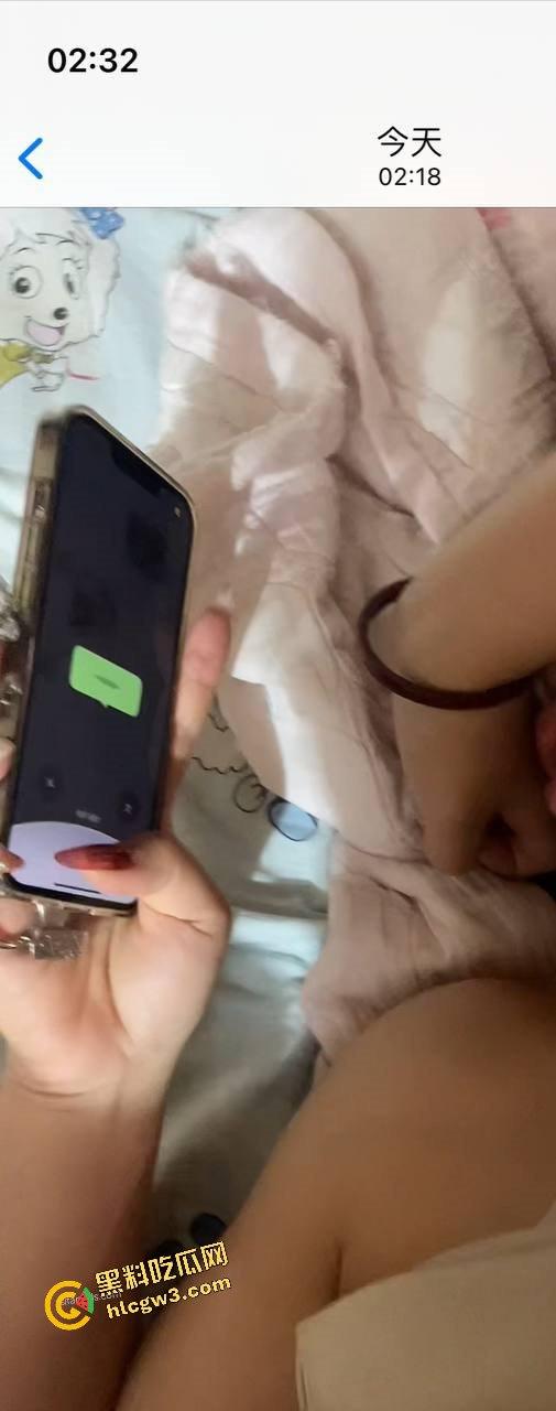 杭州骚逼夫妻『小肥羊不是羊炸』翻天 绿帽老公亲手推妻送操 蒙眼换人3P轮流爆 一家人就是要整整齐齐！-19