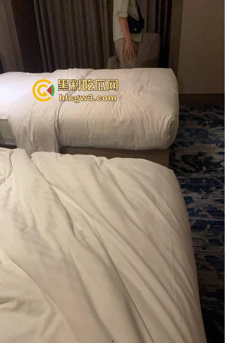 杭州骚逼夫妻『小肥羊不是羊炸』翻天 绿帽老公亲手推妻送操 蒙眼换人3P轮流爆 一家人就是要整整齐齐！-23