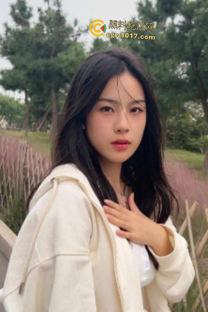 广州靓女【林若曦】下班被男友狂干，炸裂淫叫震房到床吱吱，黑丝足交绝活包完鸡巴，技术太娴熟了！-1