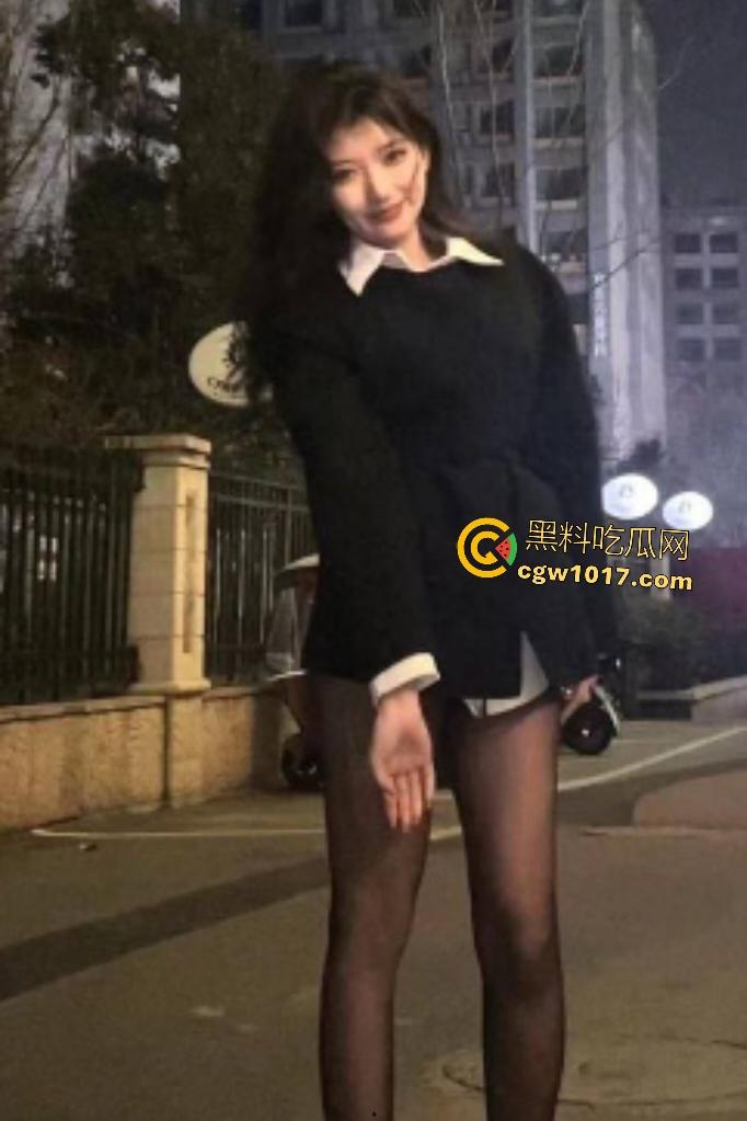 广州靓女【林若曦】下班被男友狂干，炸裂淫叫震房到床吱吱，黑丝足交绝活包完鸡巴，技术太娴熟了！-3