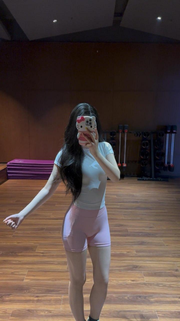 不是哥们怎么不早说啊！早说容易得吃我就早去干私教去了，天天有瑜伽裤操那不得爽死！-3