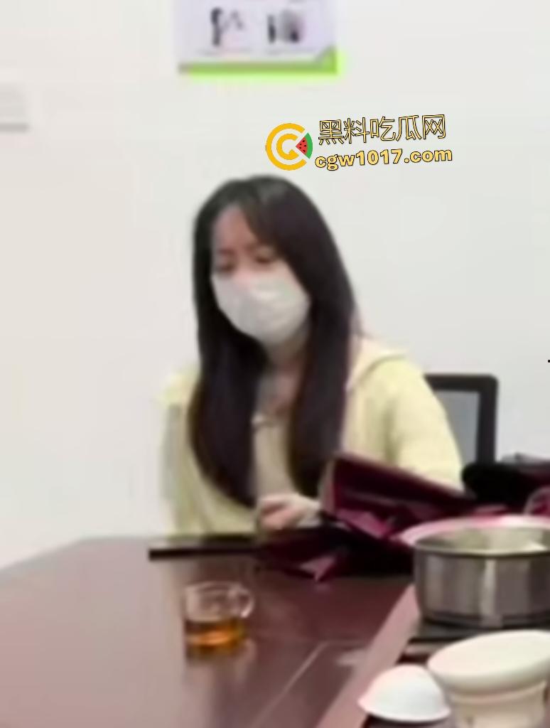 校服到婚纱恋爱14年换绿帽悲剧，原配抓包老公小三开房，小三发蕾丝照勾引众男，小三父母被骂得哑口无言！-1