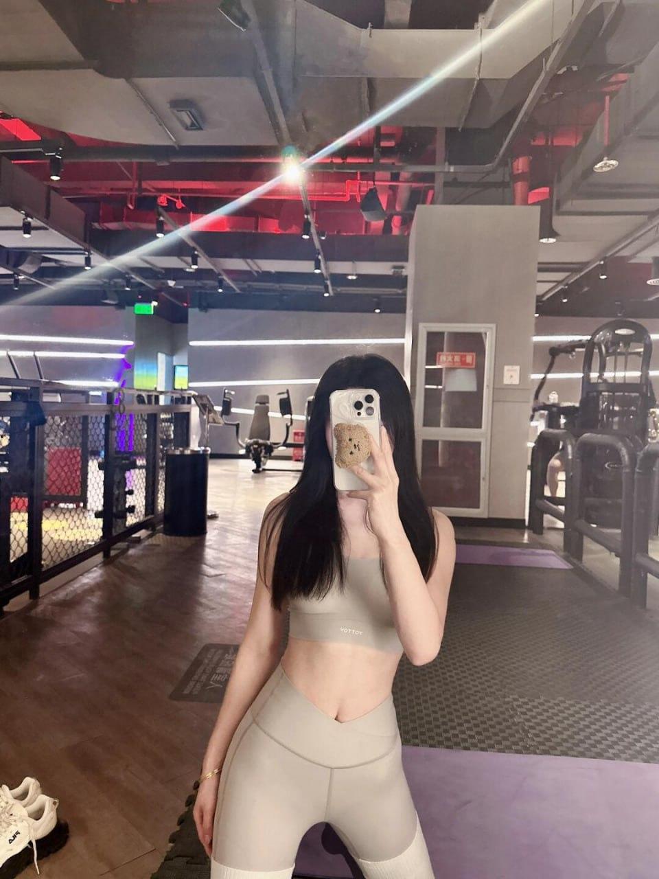 不是哥们怎么不早说啊！早说容易得吃我就早去干私教去了，天天有瑜伽裤操那不得爽死！-6