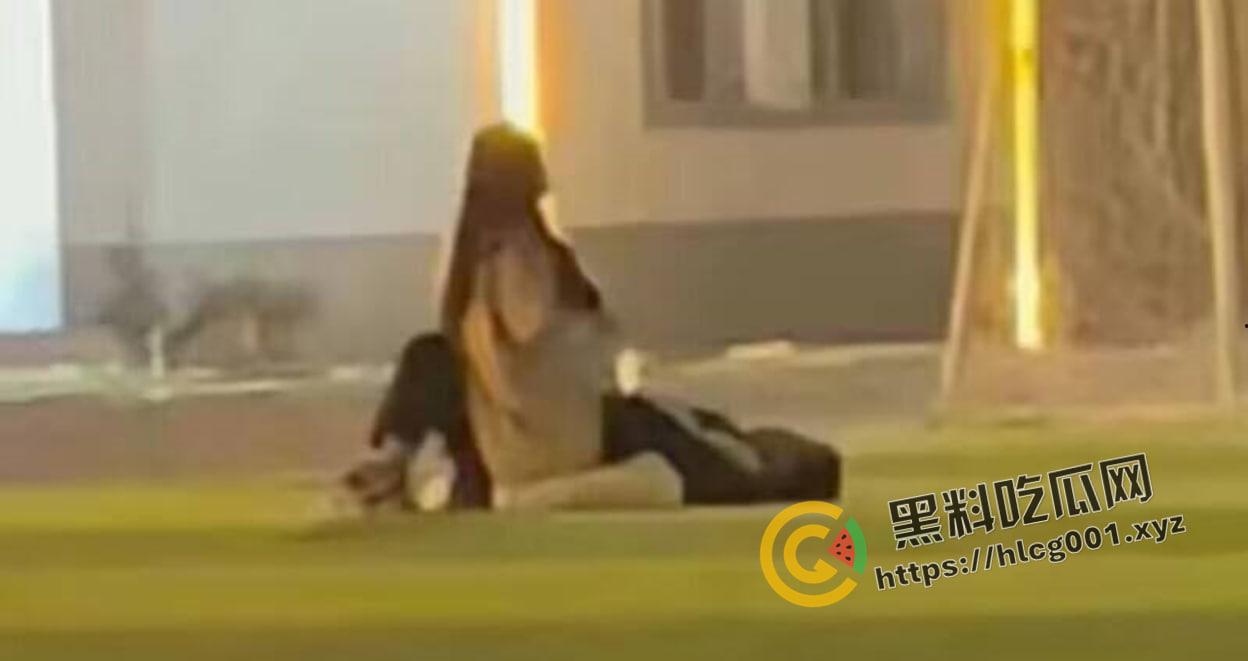 山西长治职业技术学院百人围观大学生操场野战 还有人喊加油 现场直达-1